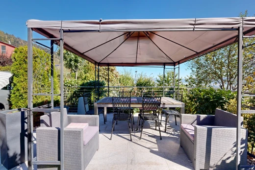 terrasse avec day time, espace de vie extérieur, et kiosque