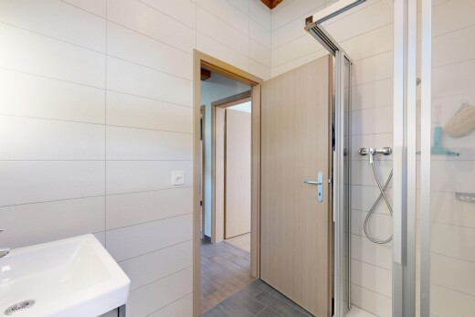 salle de bains avec douche, évier, salle de bain complète, et lavabo (ou coiffeuse selon le contexte)