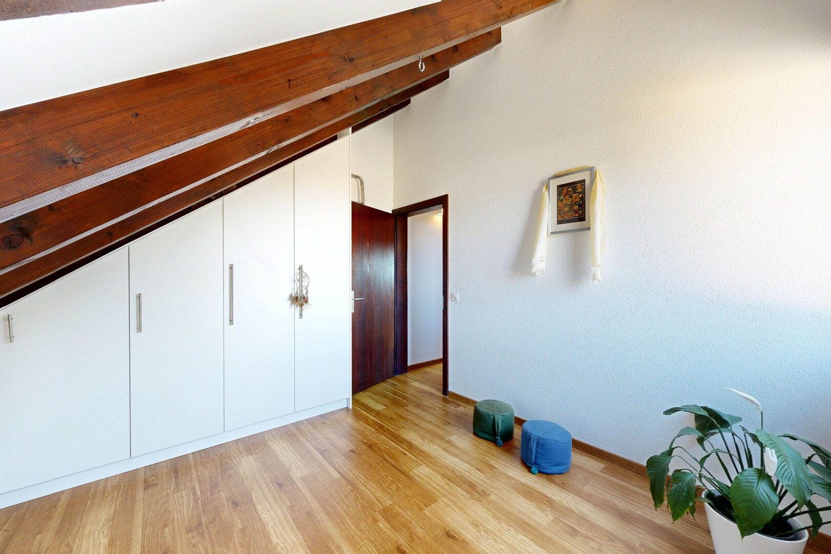 chambre avec plafond à poutres, beamed ceiling, sol en finition bois, wood finish floor, et cloison sèche