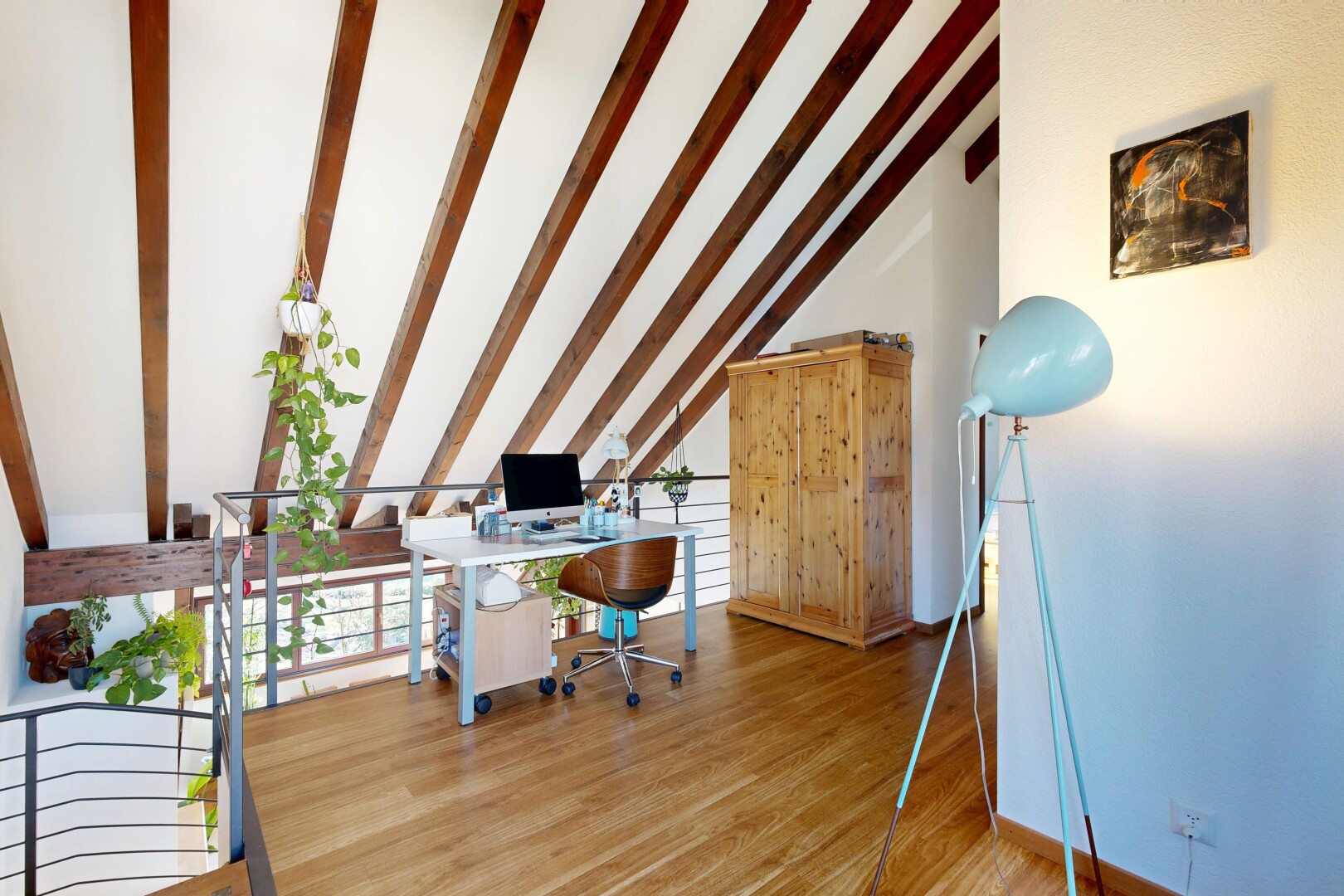 bureau avec espace bureau, télévision, sol en finition bois, wood finish floor, et cloison sèche