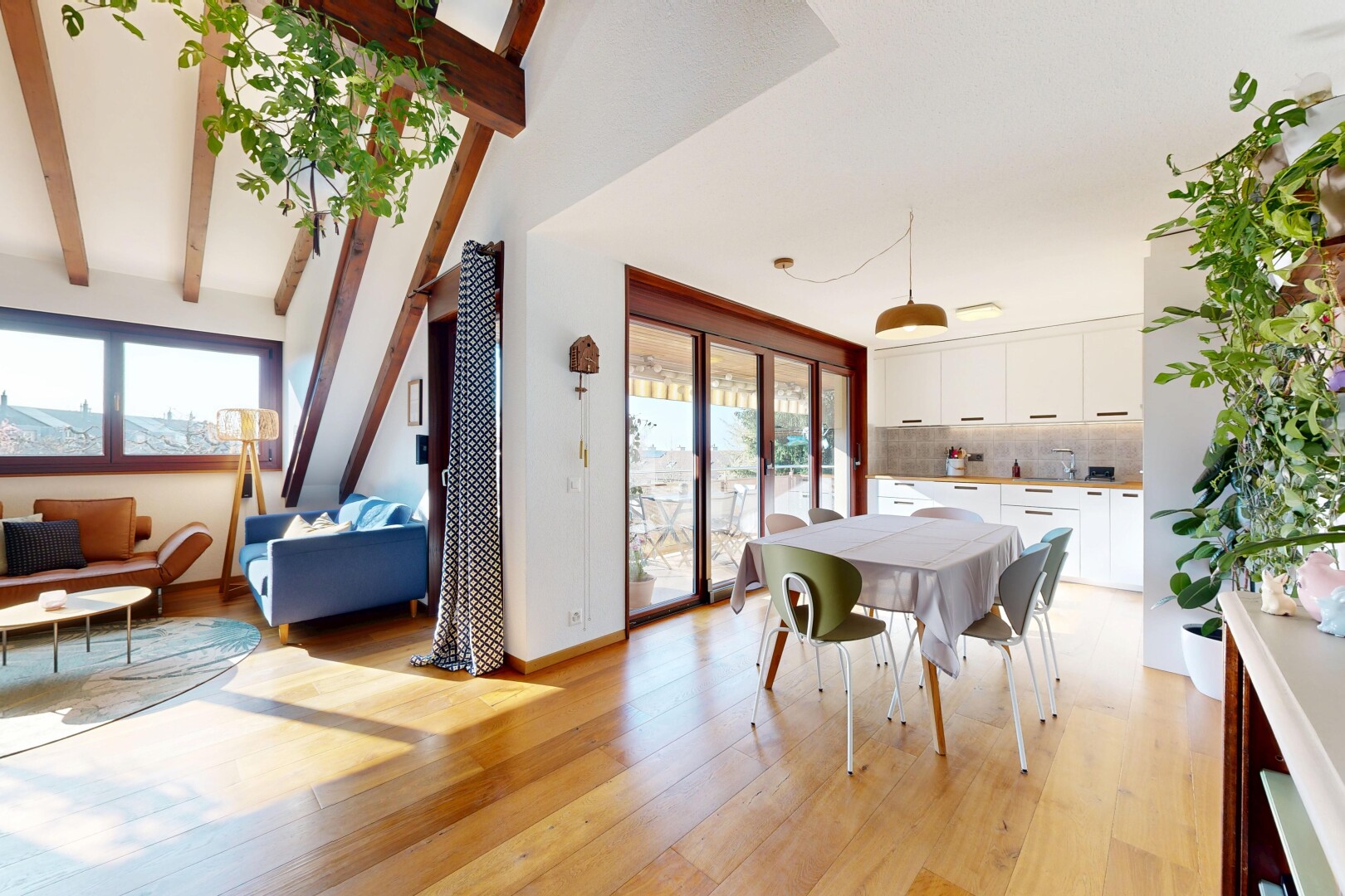 salon / salle à manger avec inside property, light floor, sol en finition bois, wood finish floor, et cloison sèche