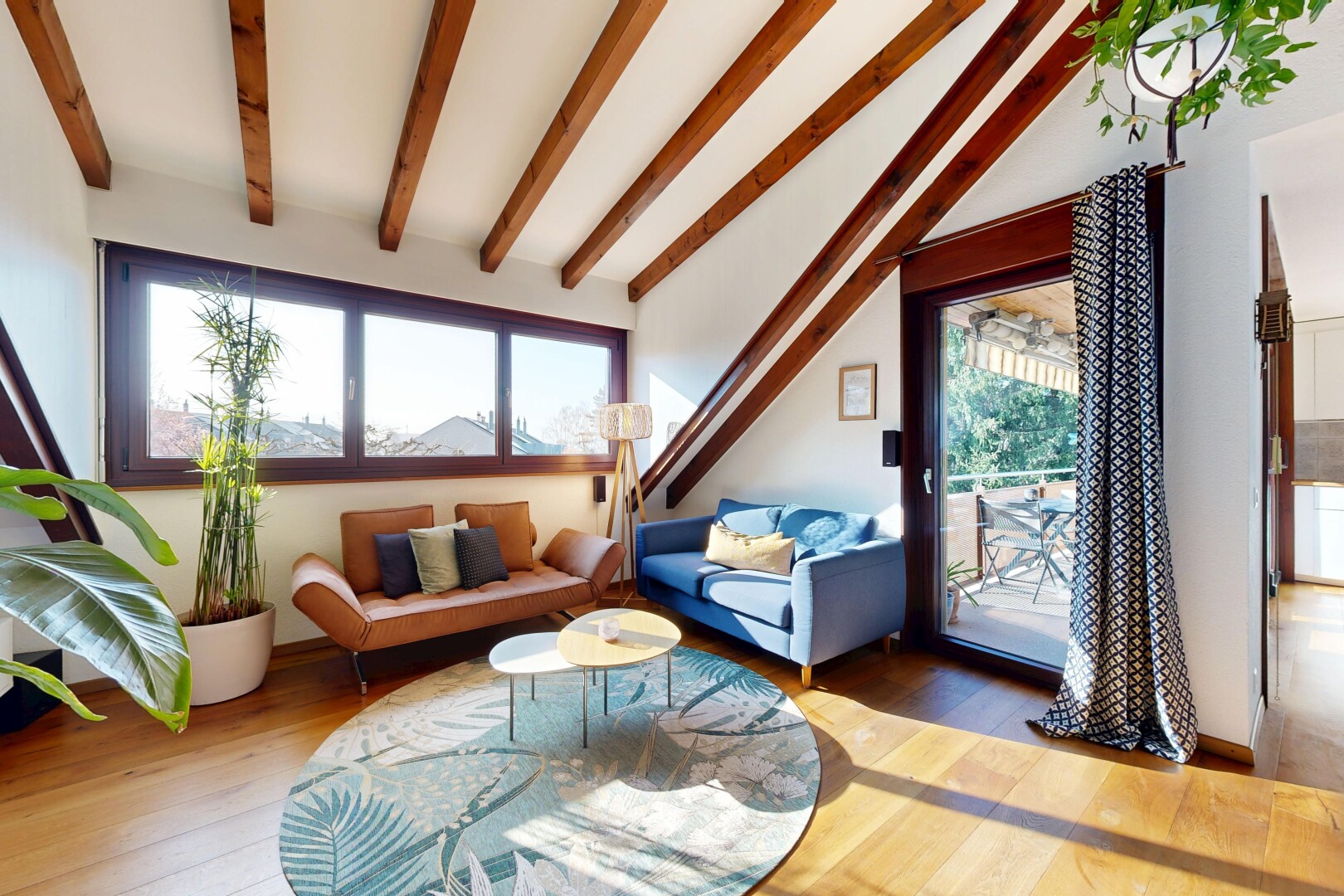salon avec inside property, sol en finition bois, wood finish floor, cloison sèche, et drywall