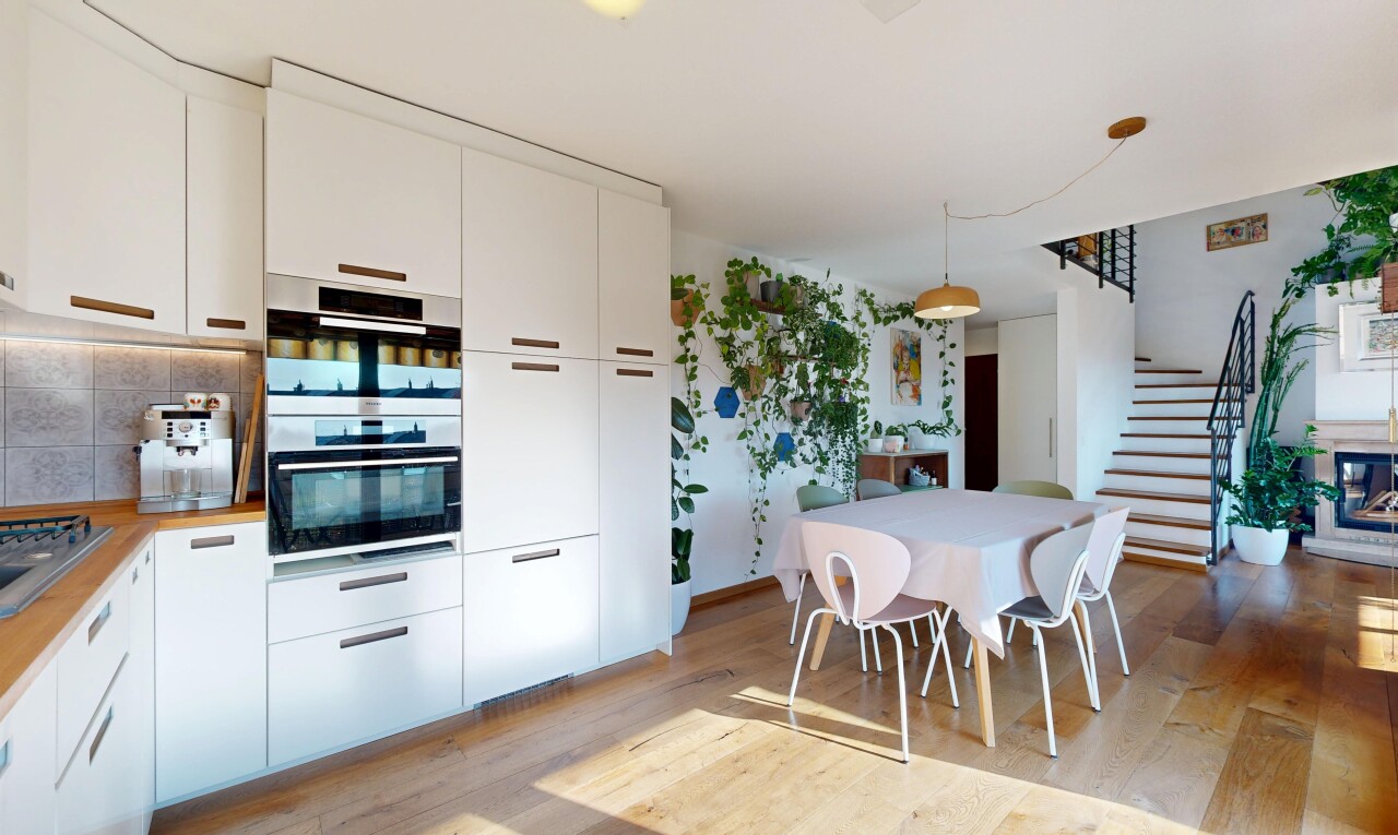 cuisine avec light floor, sol en finition bois, wood finish floor, inside property, et armoires blanches