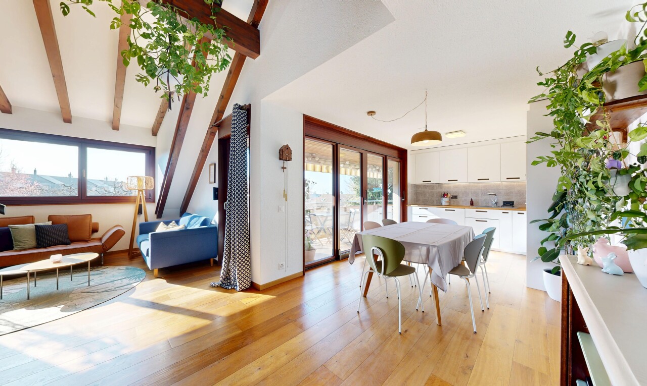 salon / salle à manger avec inside property, light floor, sol en finition bois, wood finish floor, et cloison sèche