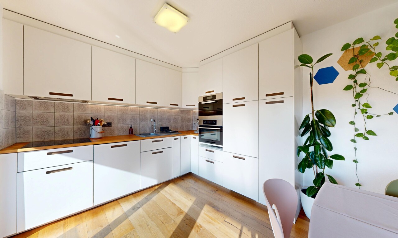 cuisine avec sol en finition bois, wood finish floor, light floor, armoires blanches, et white cabinets
