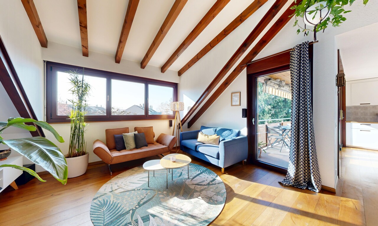 salon avec inside property, sol en finition bois, wood finish floor, cloison sèche, et drywall