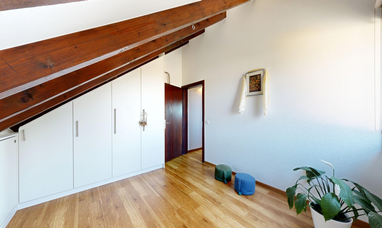 chambre avec plafond à poutres, beamed ceiling, sol en finition bois, wood finish floor, et cloison sèche