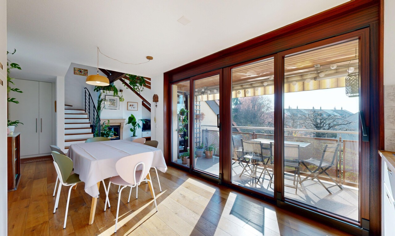 salle à manger avec escaliers, inside property, lumière naturelle, natural light, et sol en finition bois