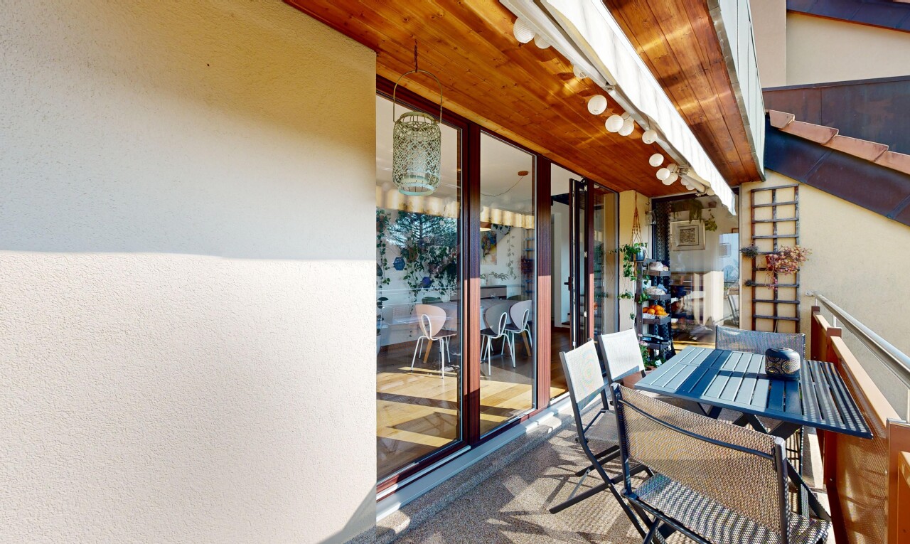 balcon avec coin repas extérieur