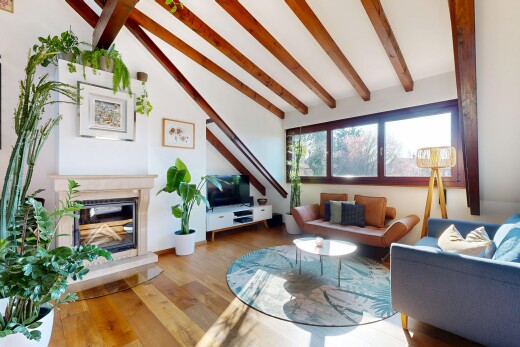 salon avec inside property, télévision, plafond à poutres, beamed ceiling, et cloison sèche