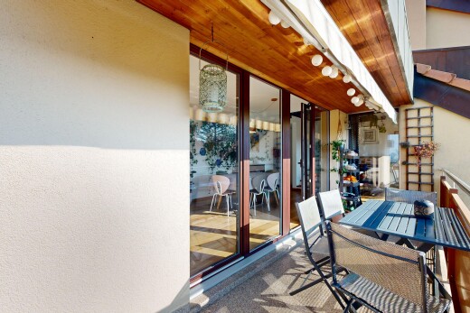 balcon avec coin repas extérieur