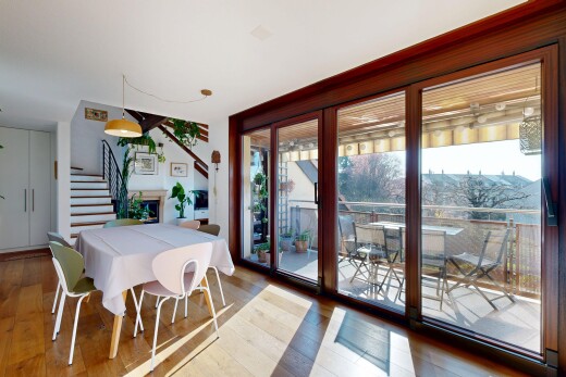 salle à manger avec escaliers, inside property, lumière naturelle, natural light, et sol en finition bois