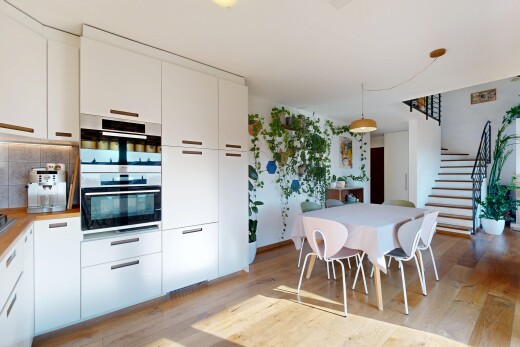 cuisine avec light floor, sol en finition bois, wood finish floor, inside property, et armoires blanches