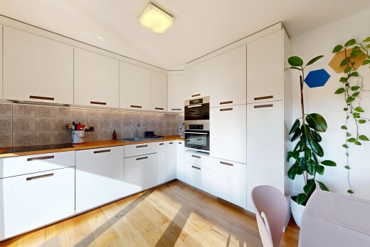 cuisine avec sol en finition bois, wood finish floor, light floor, armoires blanches, et white cabinets