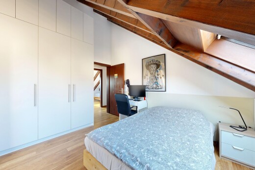 chambre avec sol en finition bois, wood finish floor, inside property, light floor, et télévision