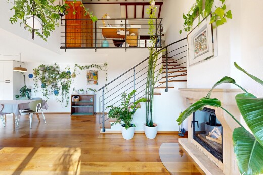 escaliers avec cheminée, cloison sèche, drywall, inside property, et sol en finition bois