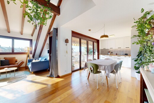 salon / salle à manger avec inside property, light floor, sol en finition bois, wood finish floor, et cloison sèche