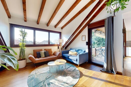 salon avec inside property, sol en finition bois, wood finish floor, cloison sèche, et drywall