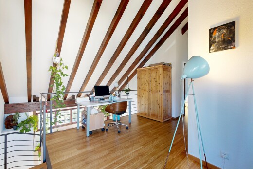 bureau avec espace bureau, télévision, sol en finition bois, wood finish floor, et cloison sèche