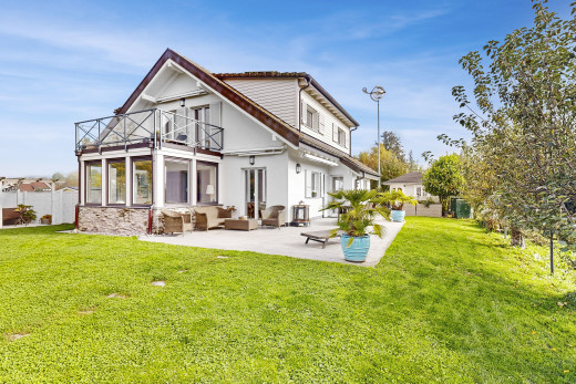 außenansicht mit terrasse, wohnraum im freien, rasen, zaun, und balkon