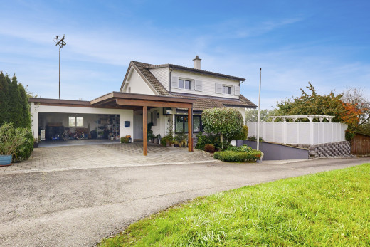 außenansicht mit carport angeschlossen und zaun