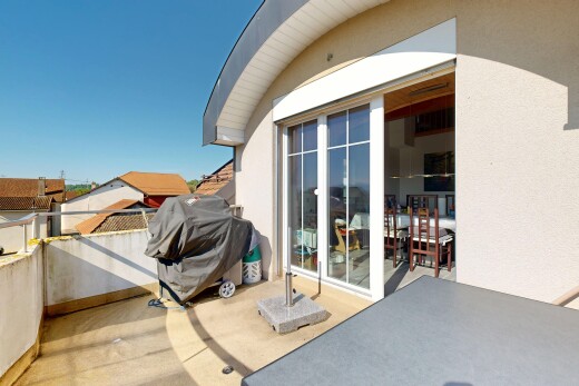 terrasse mit day time, zaun, und property visible