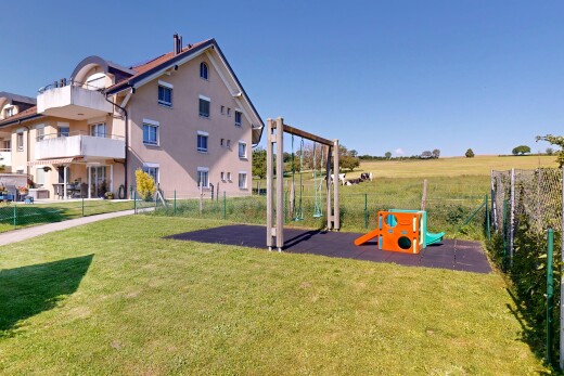außenansicht mit spielplatz, rasen, day time, zaun, und property visible