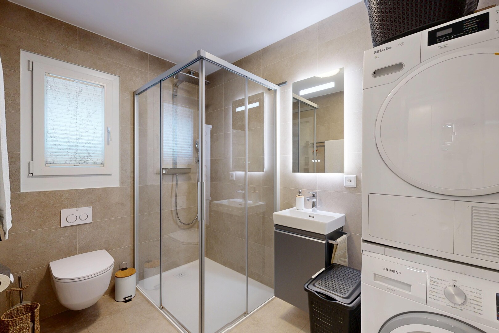 bad mit fliesenwand, tile wall, schminktisch, spiegel, und komplettes badezimmer