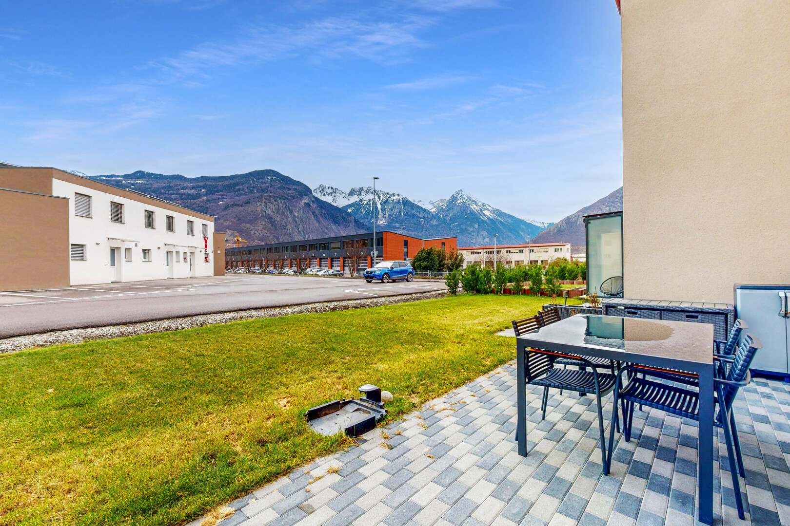terrasse mit mountain view, blick auf die berge, rasen, day time, und terrasse