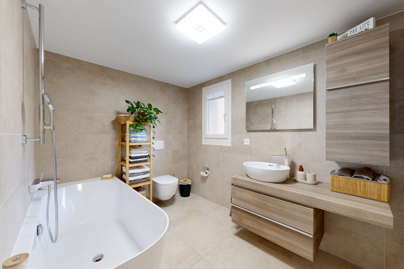 bad mit komplettes badezimmer, bad, spiegel, inside property, und schminktisch