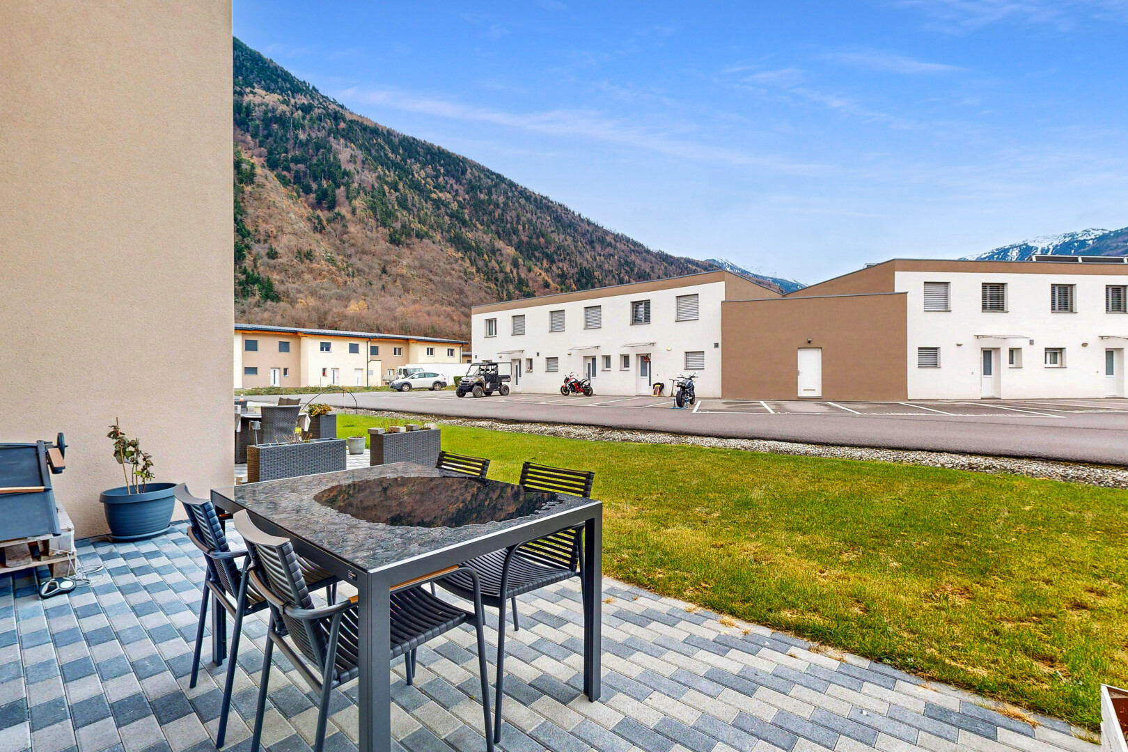 terrasse mit rasen, day time, essbereich im freien, blick auf die berge, und mountain view