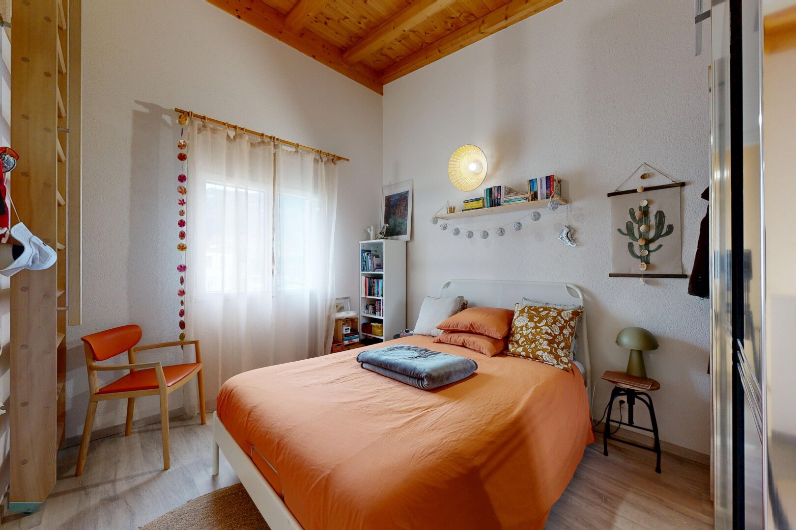 zimmer / schlafzimmer mit natürliches licht, natural light, inside property, holzdecke, und wood ceiling