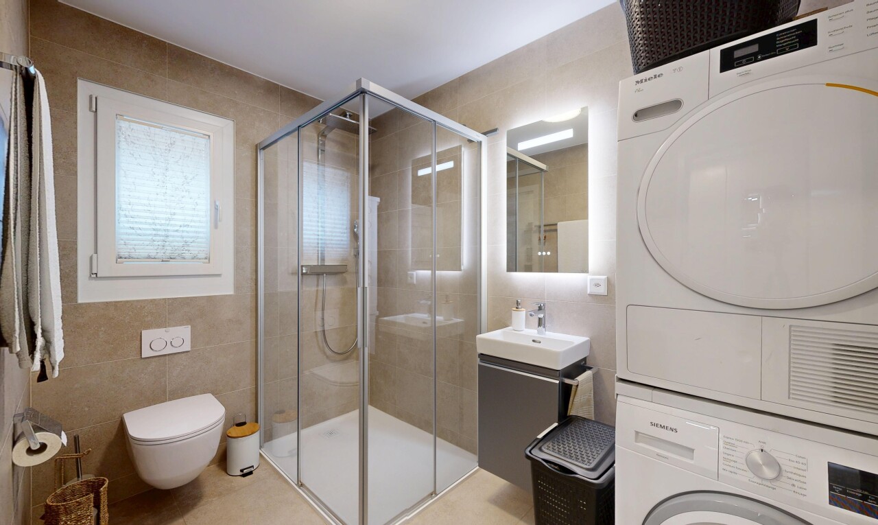 bad mit fliesenwand, tile wall, schminktisch, spiegel, und komplettes badezimmer