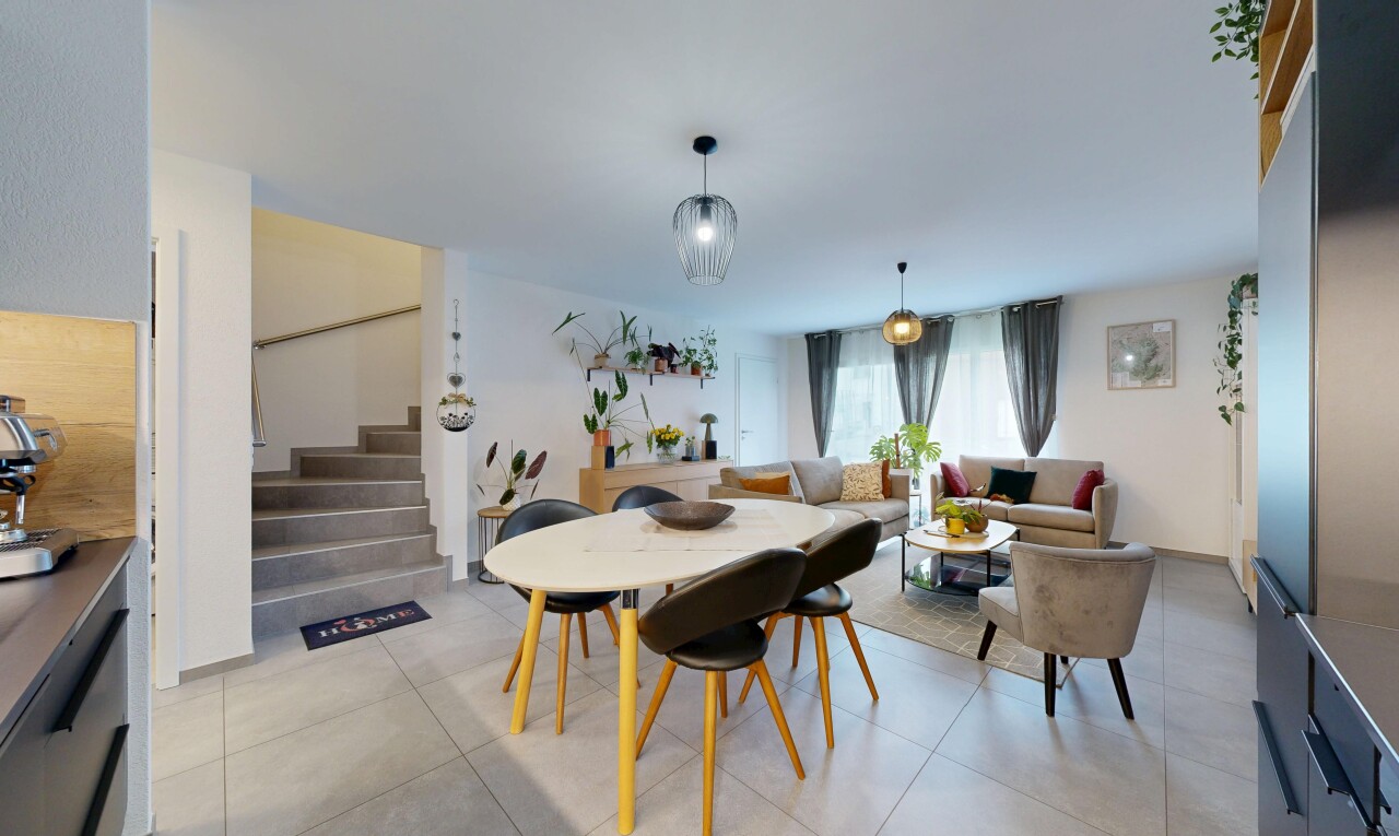 wohn- / esszimmer mit treppen, natürliches licht, natural light, gipskartonwand, und drywall
