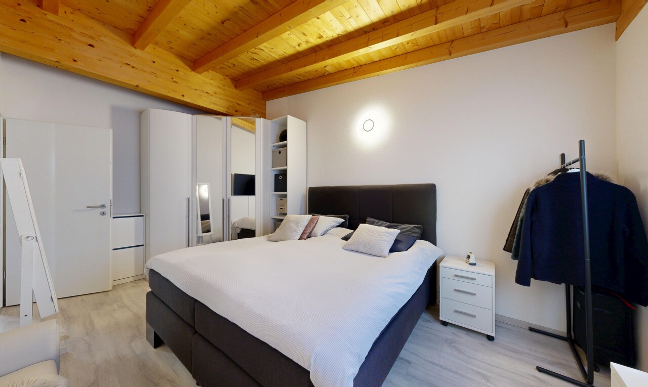 zimmer / schlafzimmer mit balkendecke, beamed ceiling, holzdecke, wood ceiling, und inside property