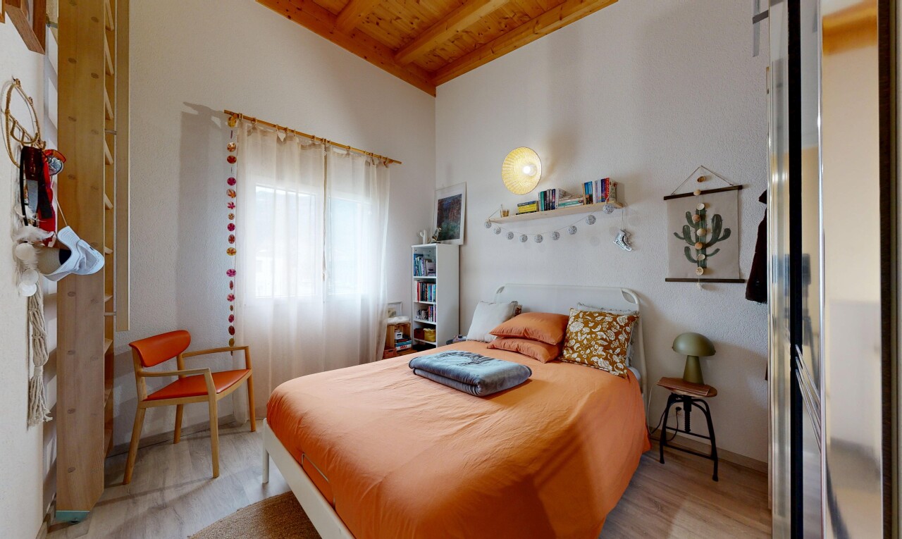 zimmer / schlafzimmer mit natürliches licht, natural light, inside property, holzdecke, und wood ceiling