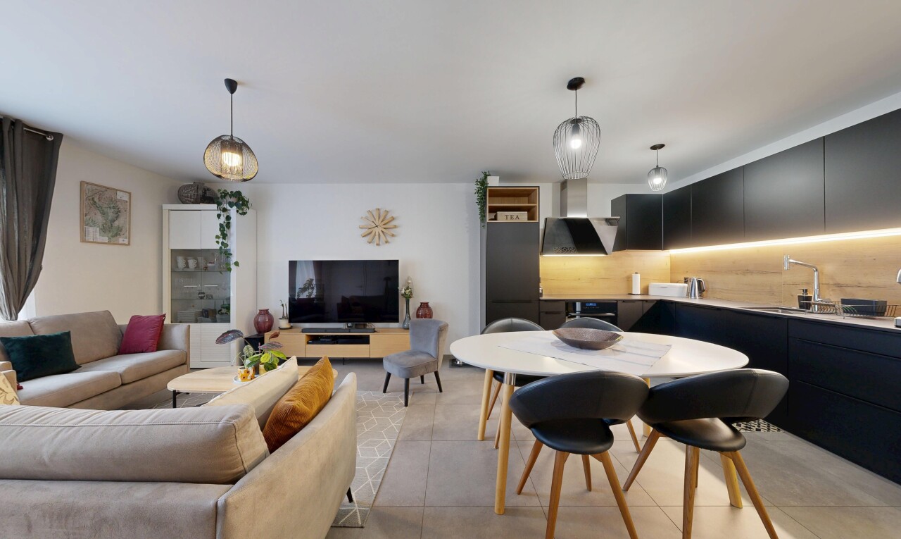wohn- / esszimmer mit fernseher, inside property, gipskartonwand, drywall, und fliesenboden