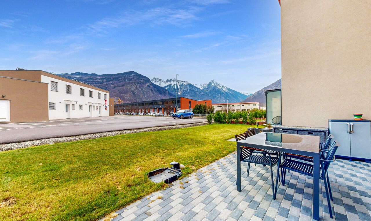 terrasse mit mountain view, blick auf die berge, rasen, day time, und terrasse