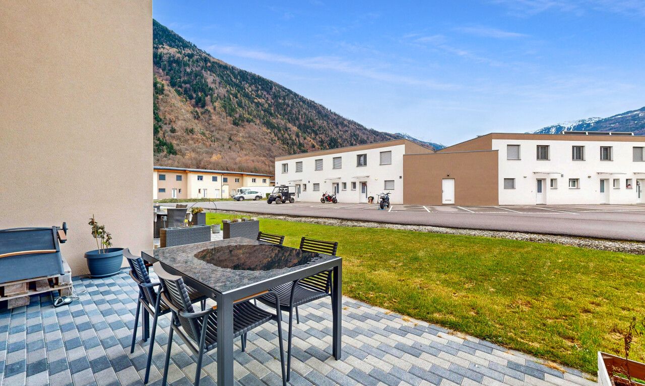 terrasse mit rasen, day time, essbereich im freien, blick auf die berge, und mountain view