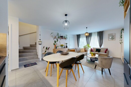 salon / salle à manger avec escaliers, lumière naturelle, natural light, cloison sèche, et drywall