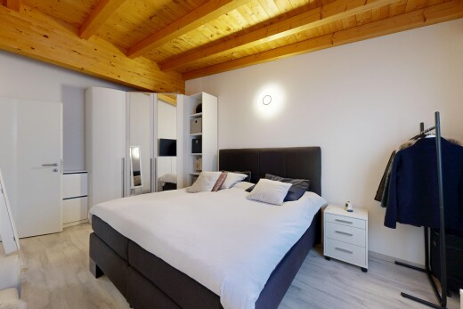 chambre avec plafond à poutres, beamed ceiling, plafond en bois, wood ceiling, et inside property