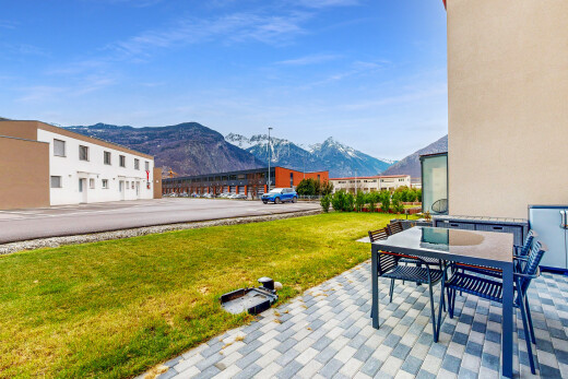 terrasse mit mountain view, blick auf die berge, rasen, day time, und terrasse