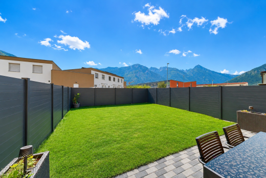 jardin avec pelouse, vue sur la montagne, mountain view, clôture, et from property