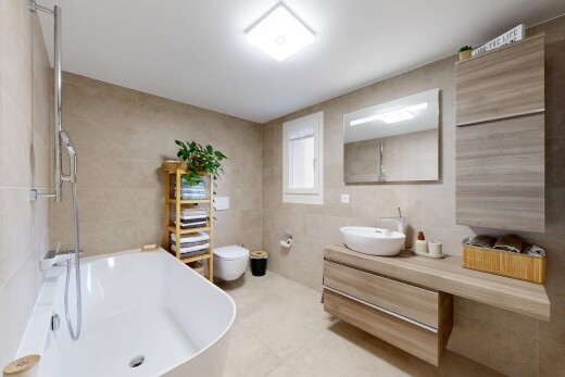 bad mit komplettes badezimmer, bad, spiegel, inside property, und schminktisch