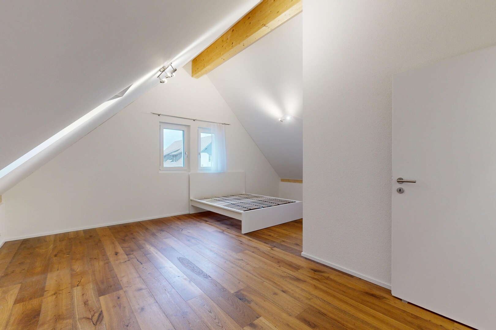 chambre avec wood finish floor, sol en finition bois, pièce supplémentaire, low ceiling, et plafond bas