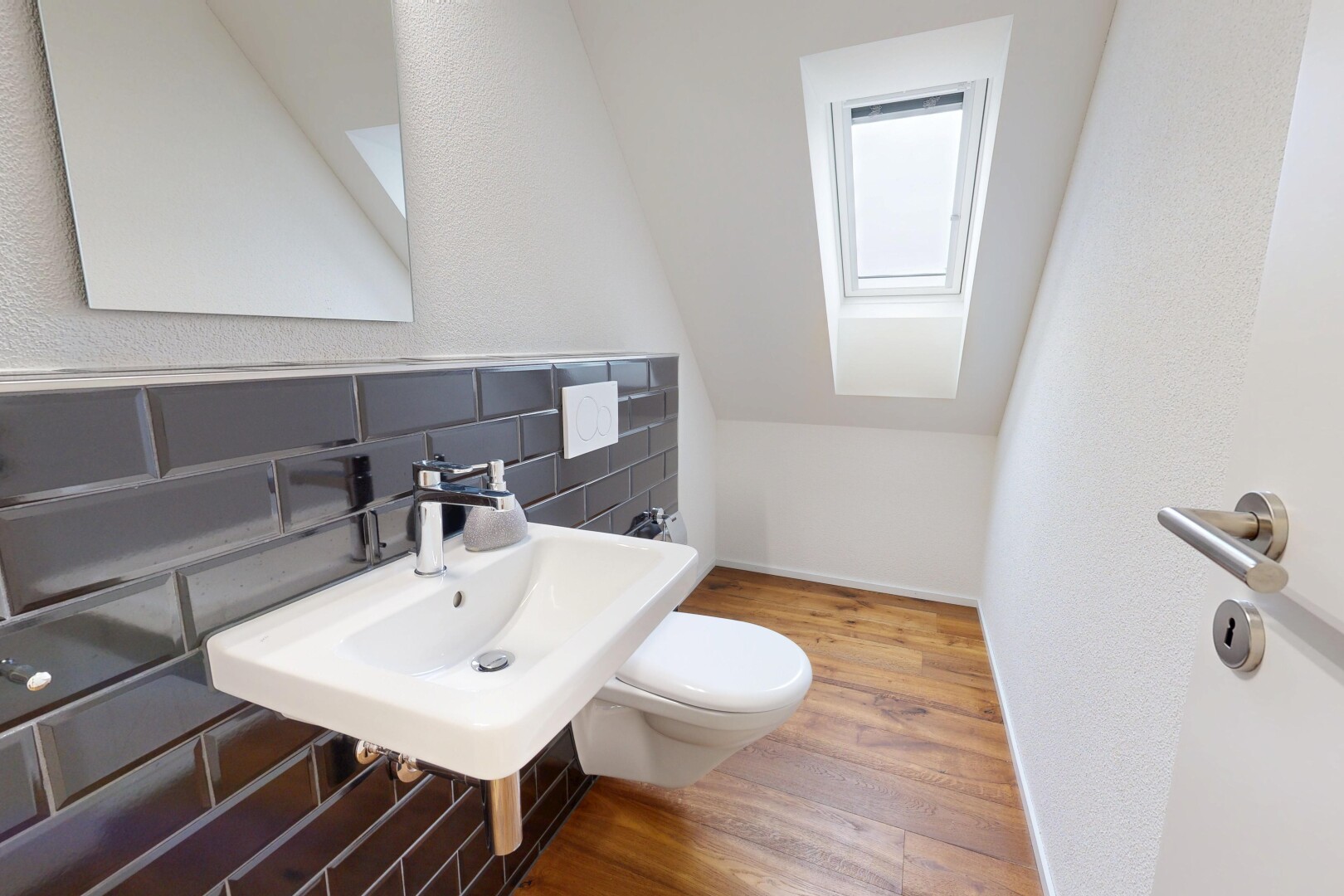 salle de bains avec puits de lumière, miroir, wood finish floor, sol en finition bois, et toilette