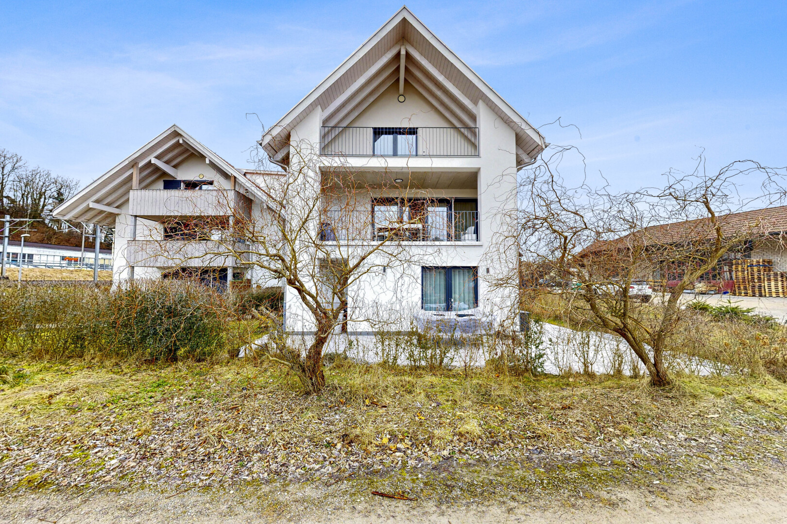 façade avec balcon, property visible, et day time