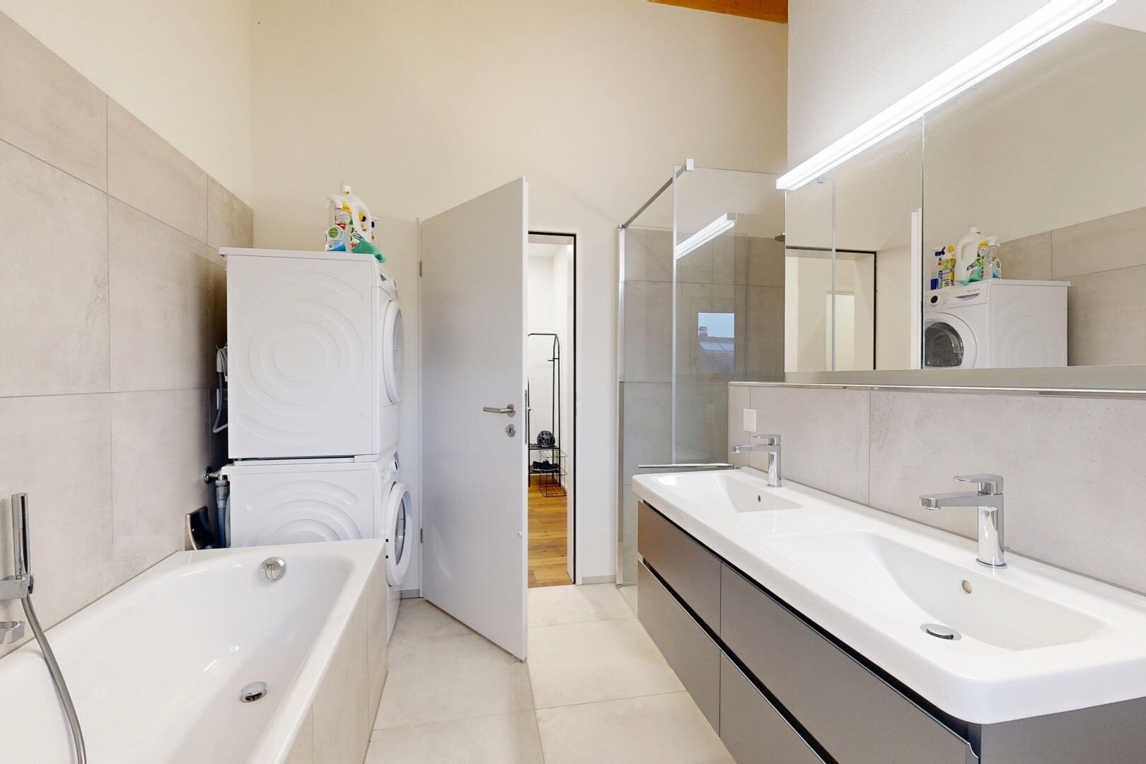 salle de bains avec tile wall, mur en carrelage, salle de bain complète, double vasque, et inside property