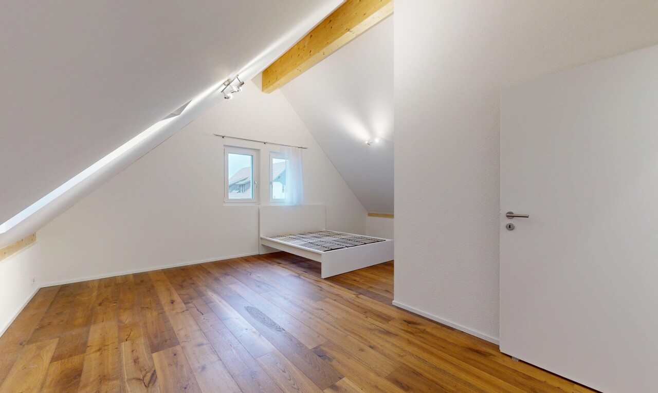 chambre avec wood finish floor, sol en finition bois, pièce supplémentaire, low ceiling, et plafond bas