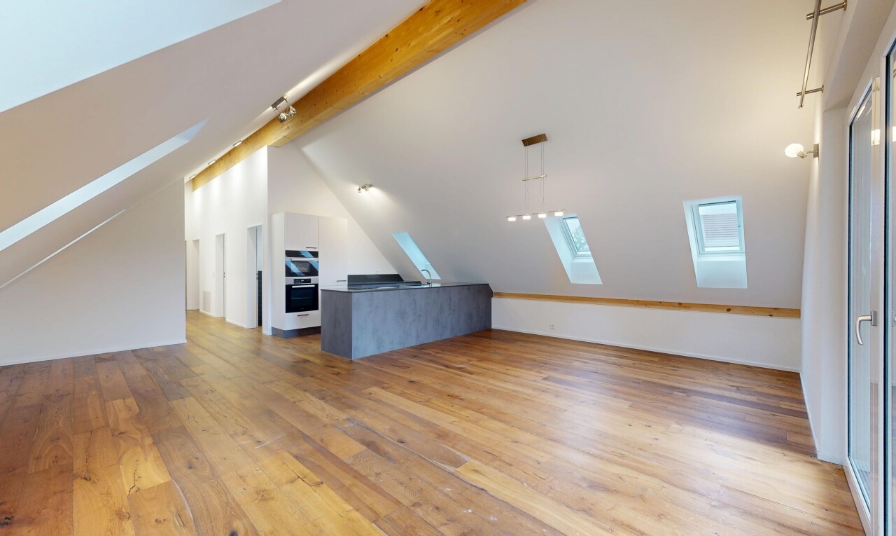 pièce vide avec puits de lumière, wood finish floor, sol en finition bois, inside property, et beamed ceiling